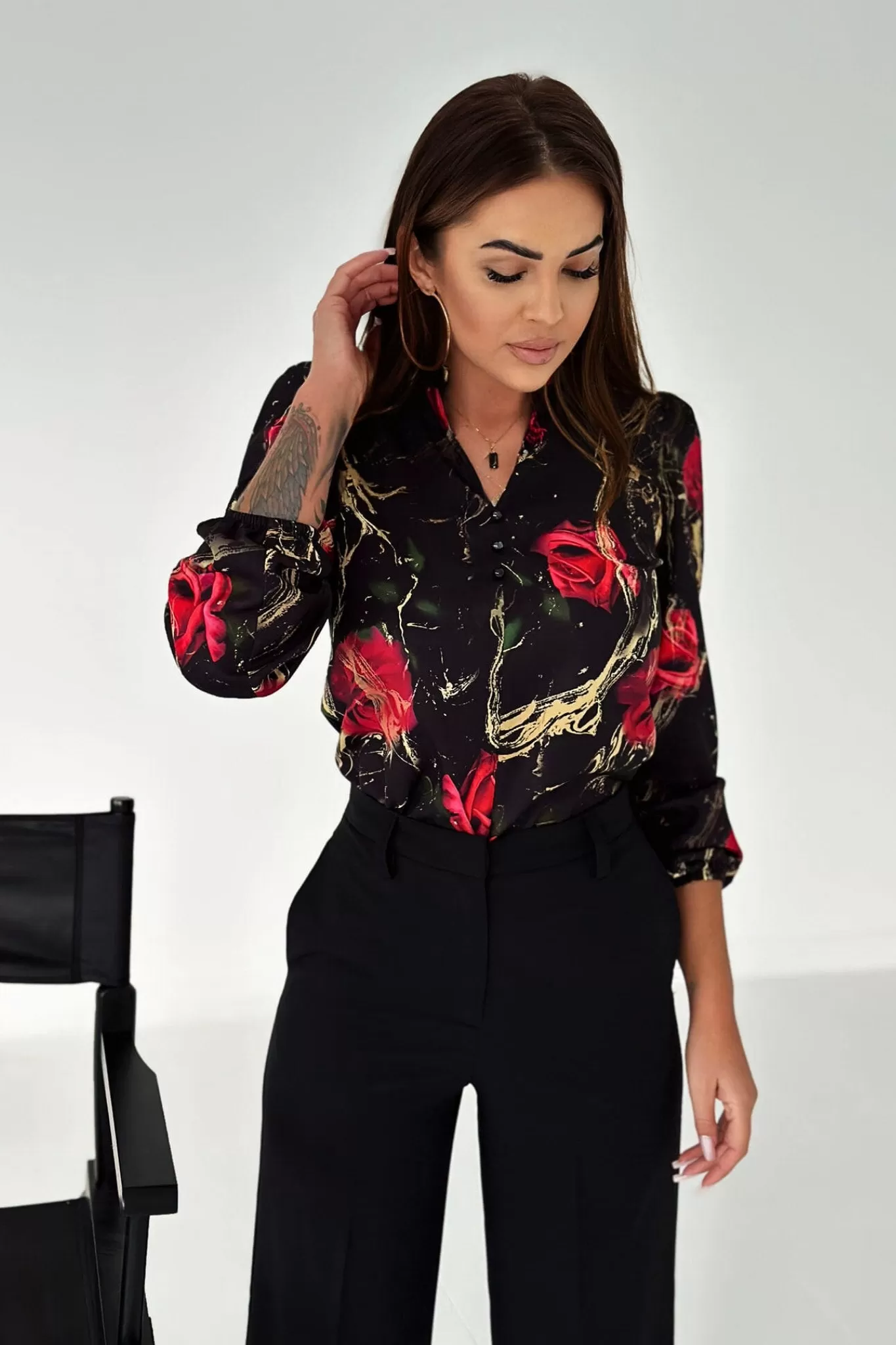 Blusa nera a stampa floreale mista rose rosse con scollo a V