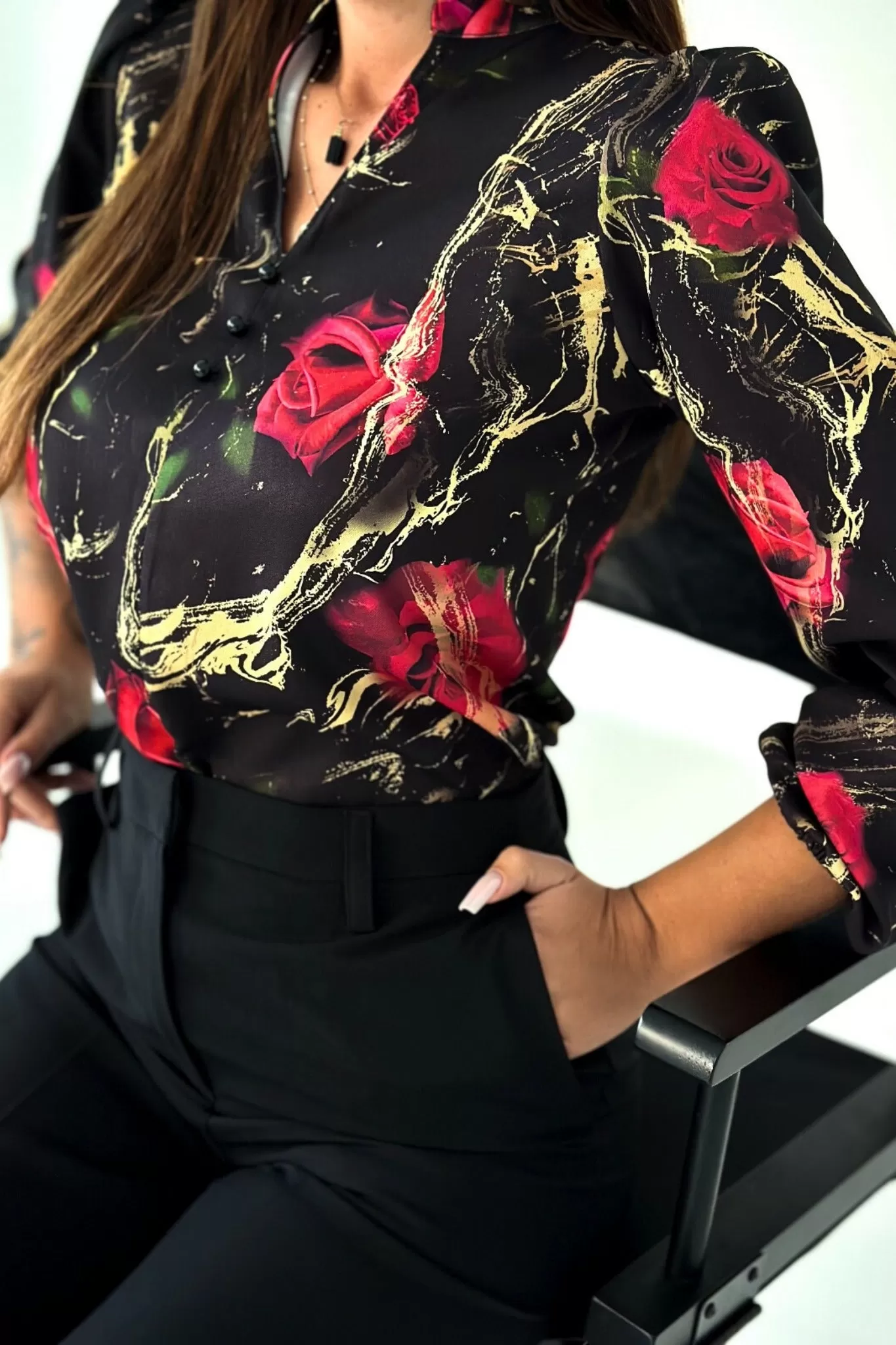 Blusa nera a stampa floreale mista rose rosse con scollo a V