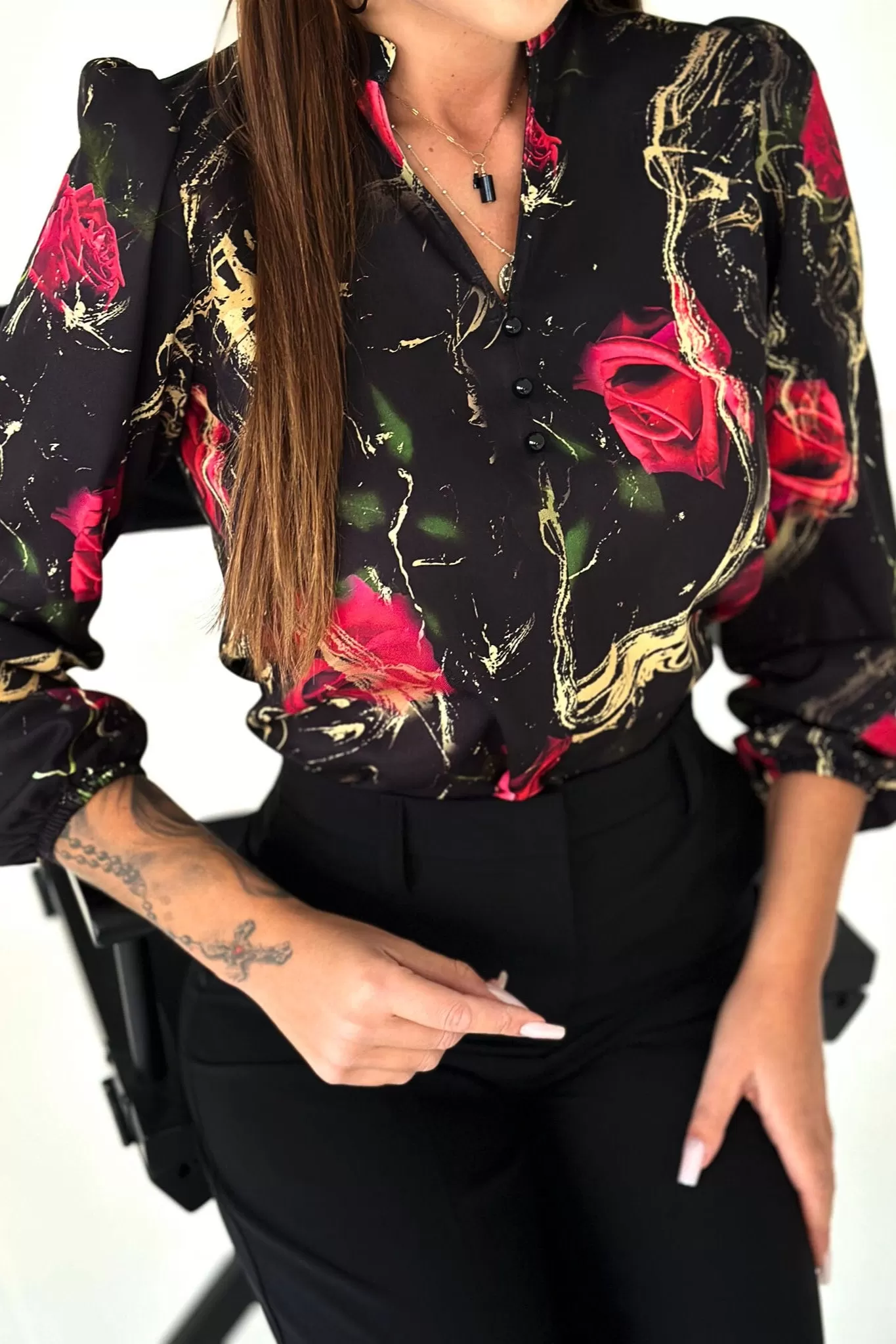 Blusa nera a stampa floreale mista rose rosse con scollo a V