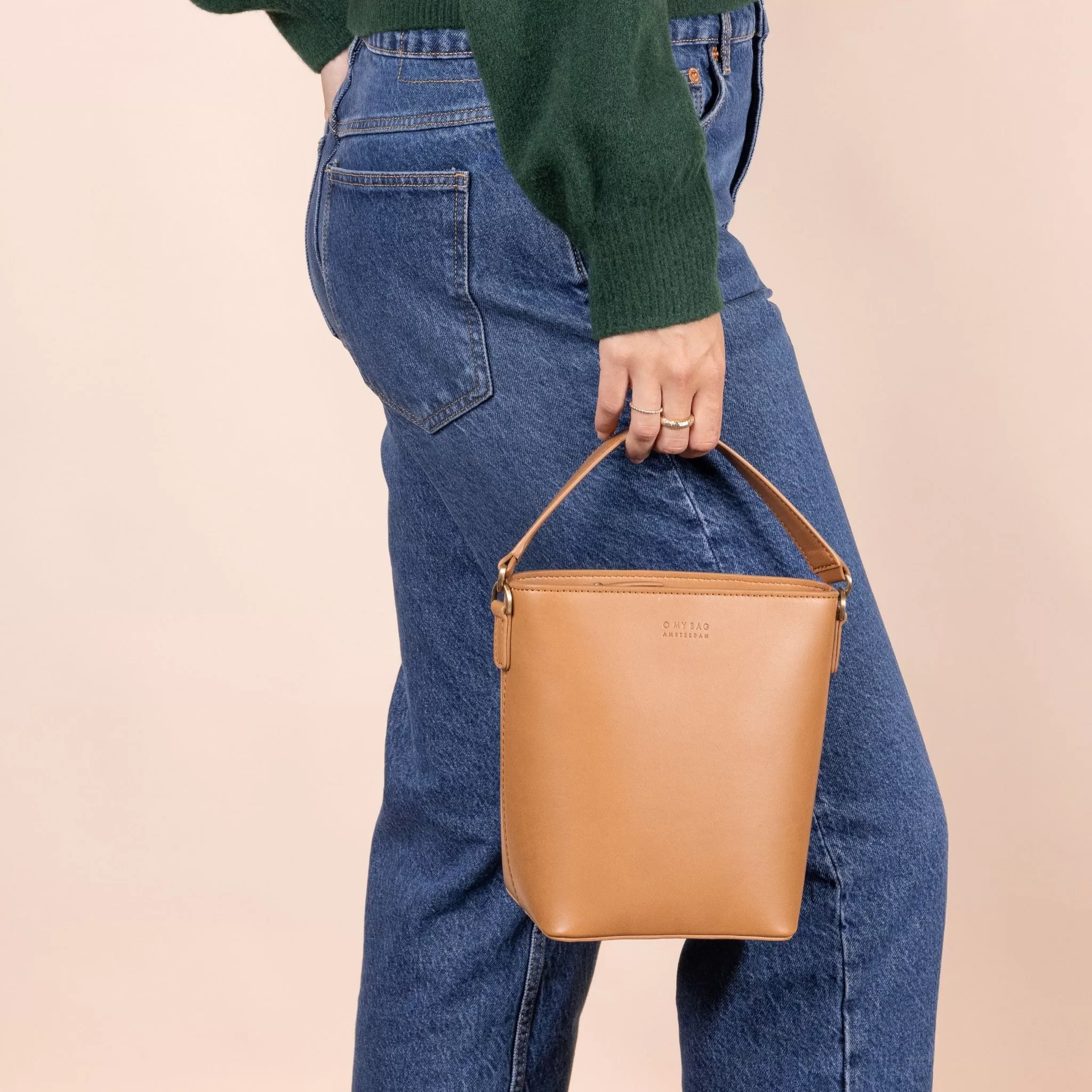 O My Bag Bobbi Bucket Bag Midi handvska i ppellder - cognac