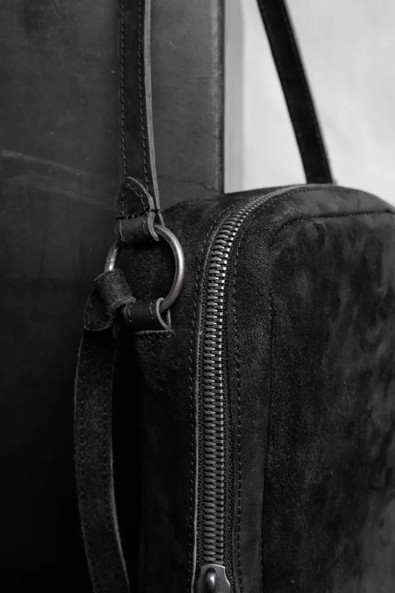 Tagliovivo | Camera Crossbody | Schwarze Designer Umhängetasche aus Leder