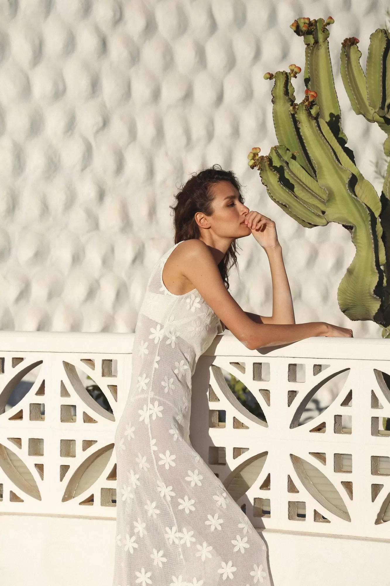 VESTIDO COMPRIDO TRICOT FLOR BRANCO DE ALÇA